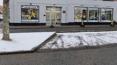 Større velbeliggende butikslokale på torv